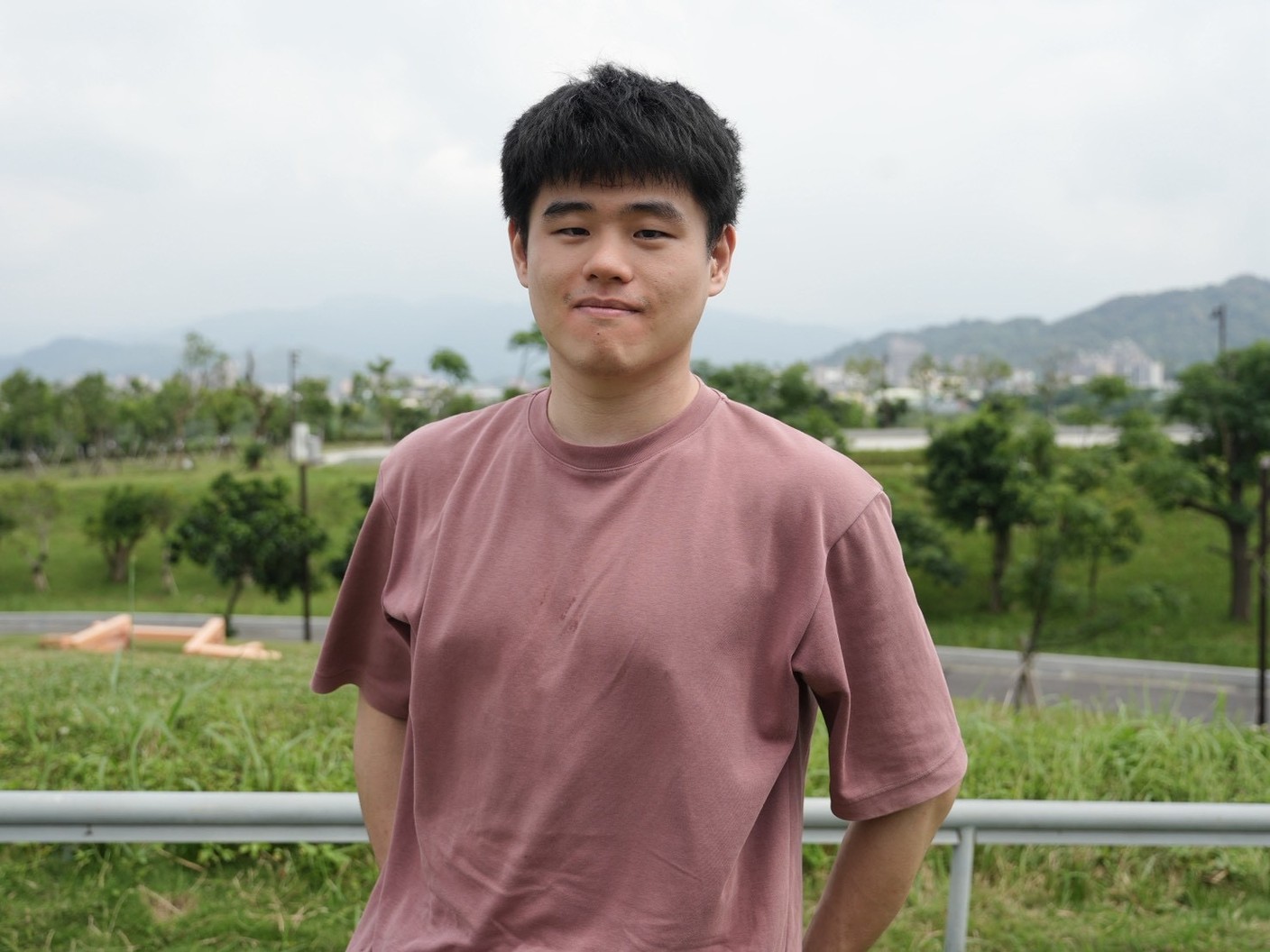 Russell Chiu 戶外半身照