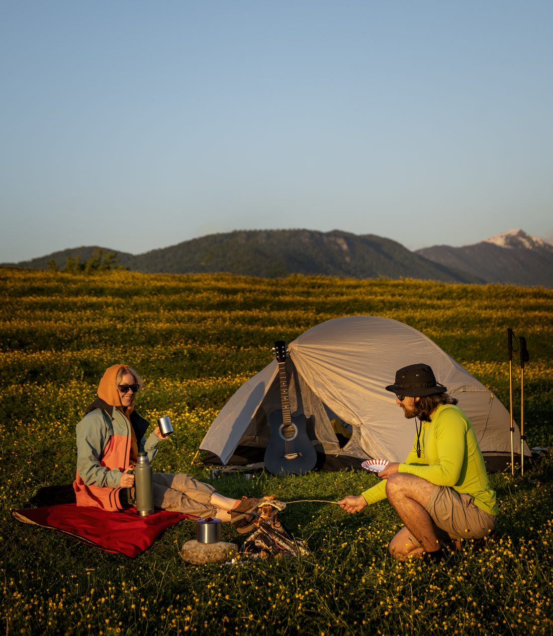 營地夕陽下的登山露營情境
